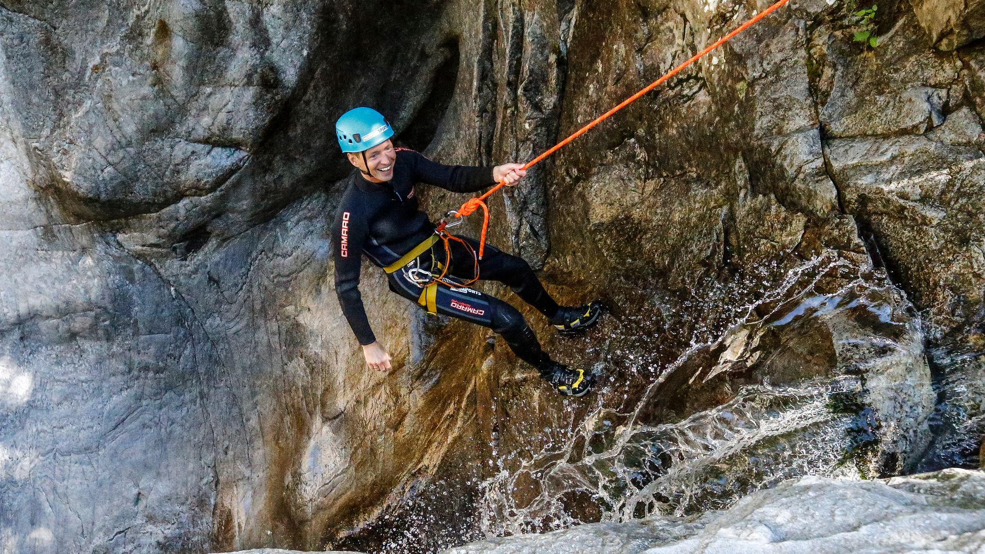 Frau mit Helm und Schwimmweste beim Tubing-Abenteuer auf einem Wildbach bei Mayrhofen-Hippach im Zillertal.