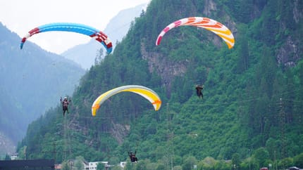 Das Bild zeigt 3 Paragleiter im Landeanflug beim Flying High Testival.