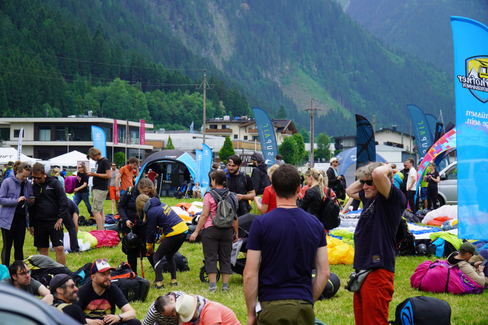 Das Bild zeigt Besucher und Teilnehmer beim Flying High Testival.