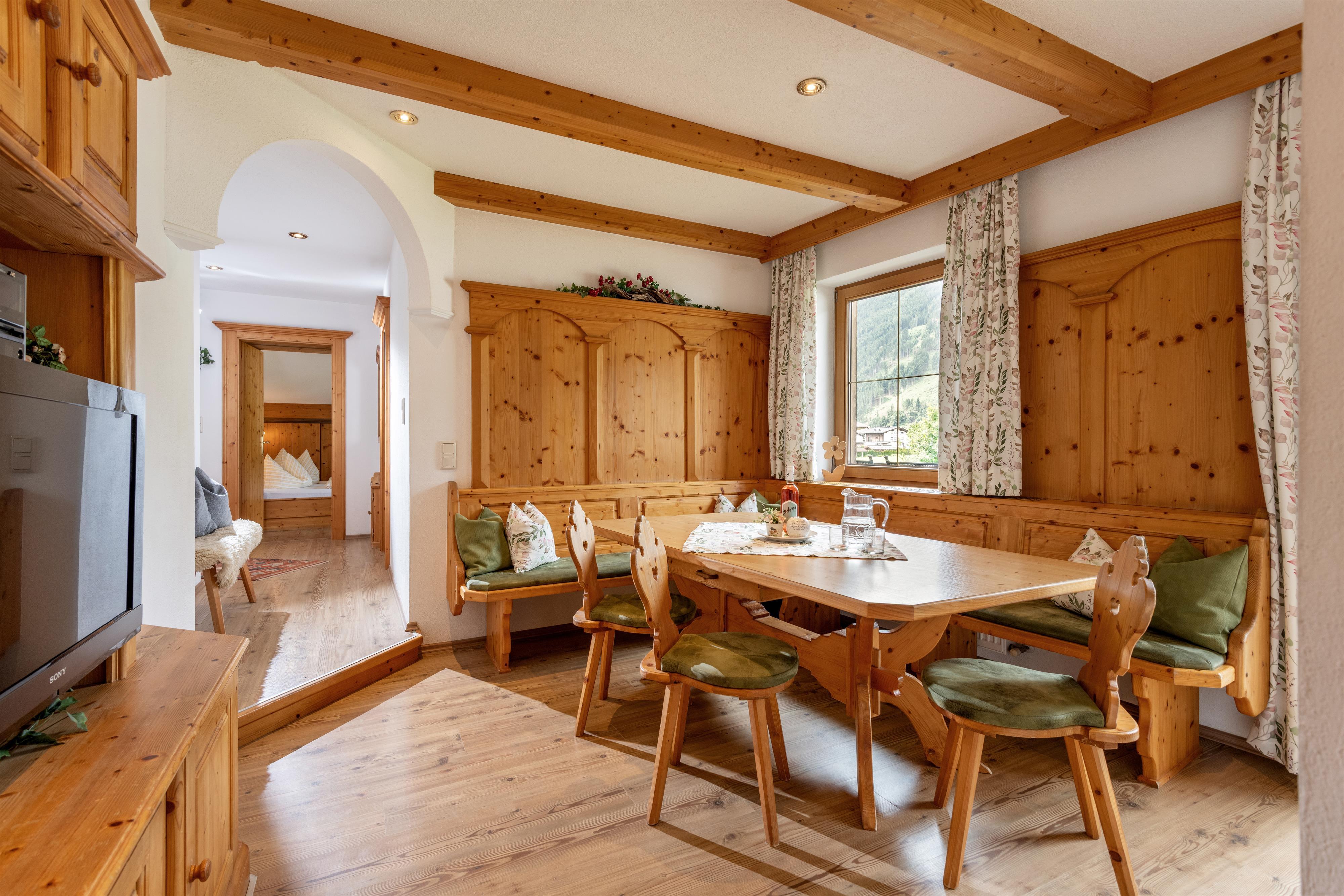 feratel-Gästehaus Moser - Ferienwohnung - Gaestehaus_Moser_Kirchweg_14_Uderns_Wohnraum