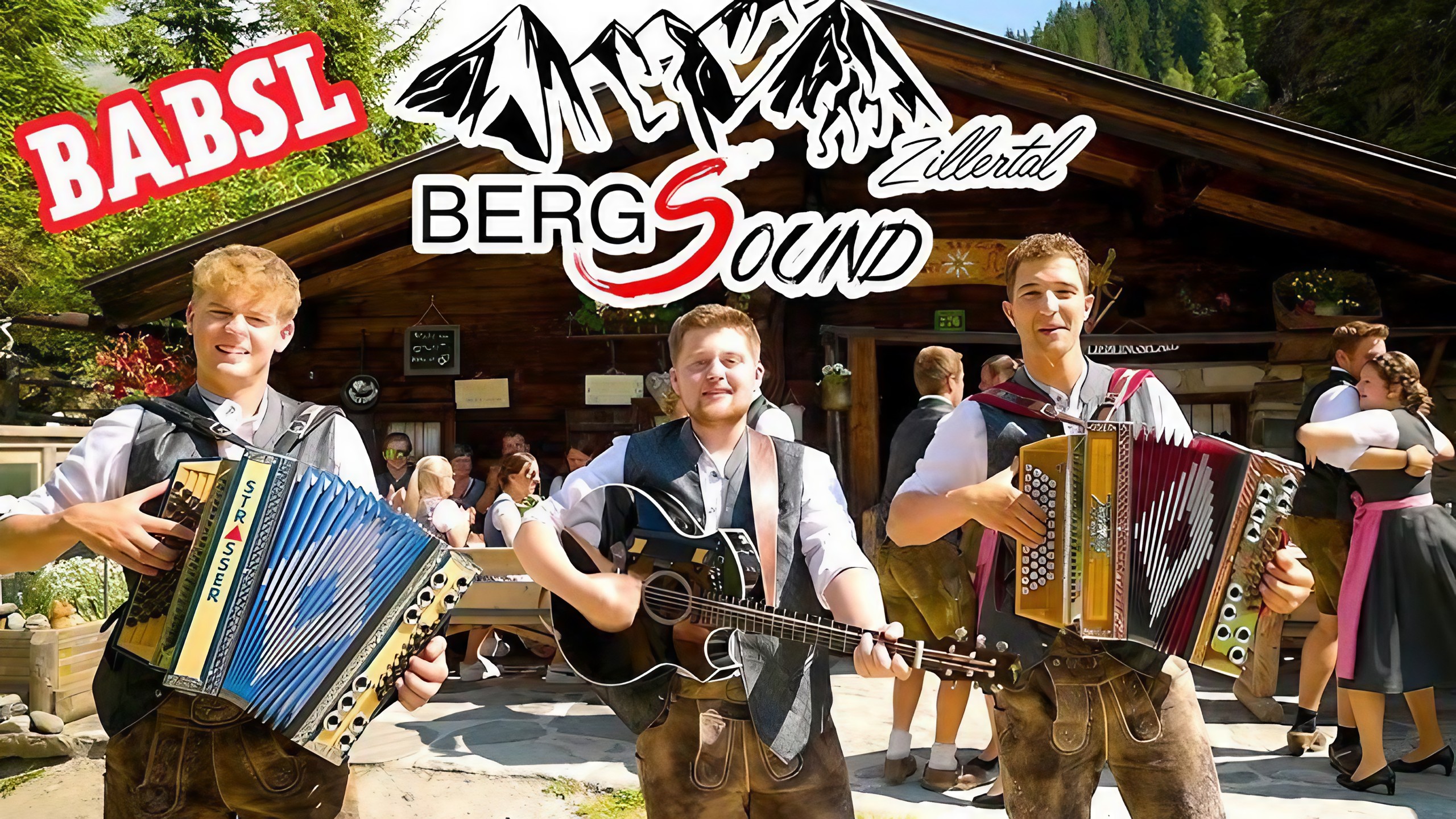 Drei junge Männer mit Akkordeons und Gitarre vor einem Holzhaus, bei Bergsound Zillertal, im Freien, fröhlich und in Trachten.