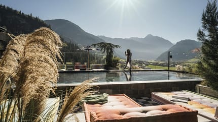 Frau am Pool