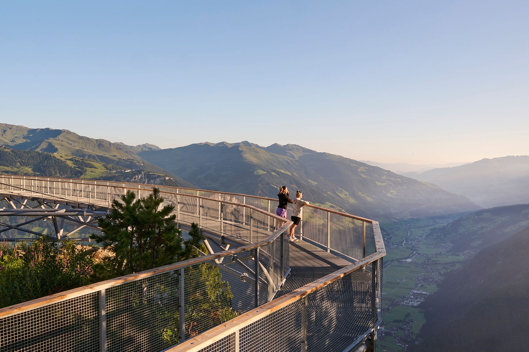 Ausblick auf Mayrhofen und das Zillertal bei Sonnenaufgang auf der GreifenBrücke