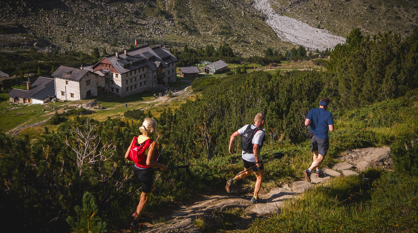Das Bild zeigt Läufer oberhalb der Berlinerhütte auf einem Wanderweg, mit der Berlinerhütte im Hintergrund.