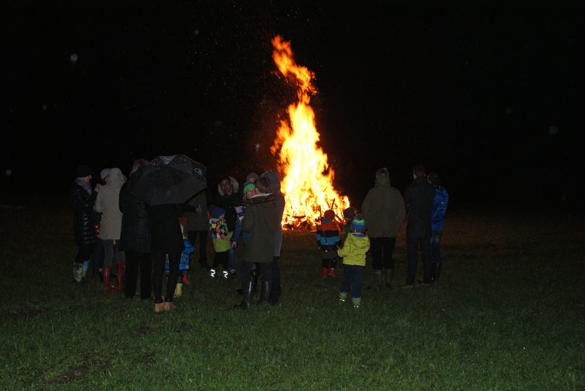 Traditional Easter fire in Mayrhofen-Hippach People stand in a circle around a bright, blazing Easter fire in Mayrhofen, Zillertal. Young and old gaze into the flames that light up the dark night. This tradition brings the community together.