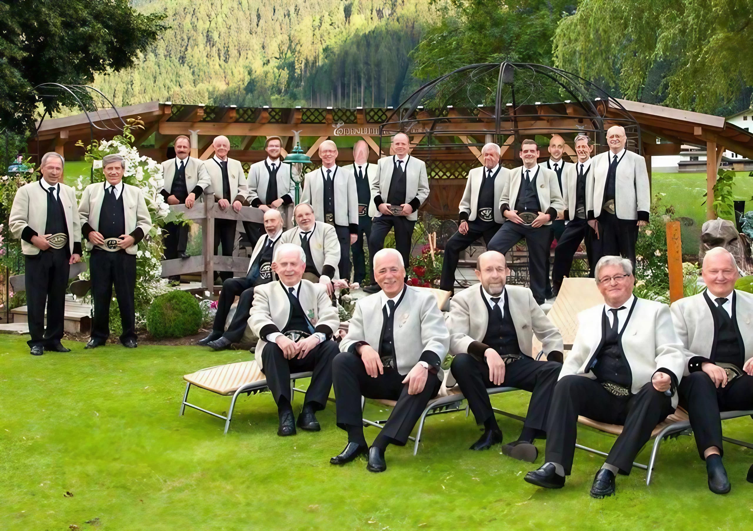 The picture shows a group photo of the Mayrhofen Male Choir, dressed in traditional Zillertal attire.