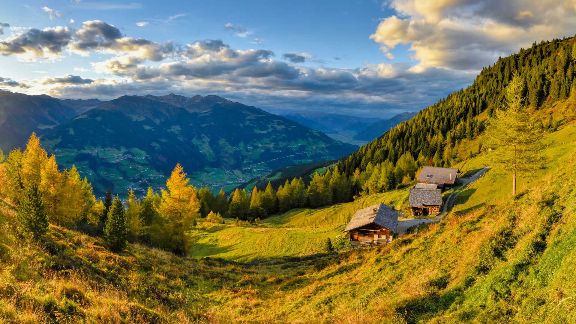 Herbstlandschaft im Zillertal mit Blick auf einen Bauernhof