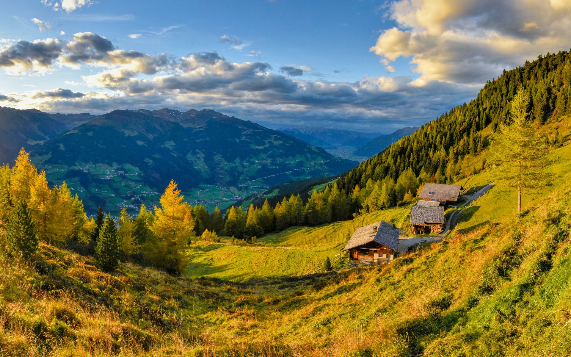 Herbstlandschaft im Zillertal mit Blick auf einen Bauernhof