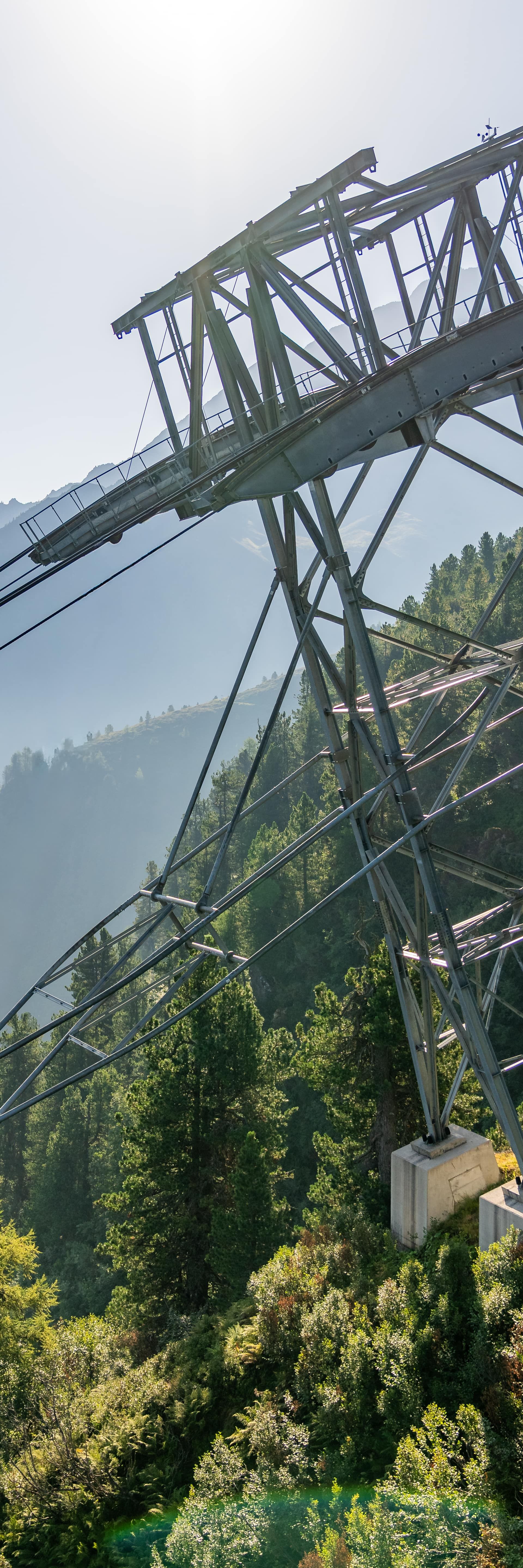 Zwei Menschen auf der GreifenBrücke am Ahorn in Mayrhofen