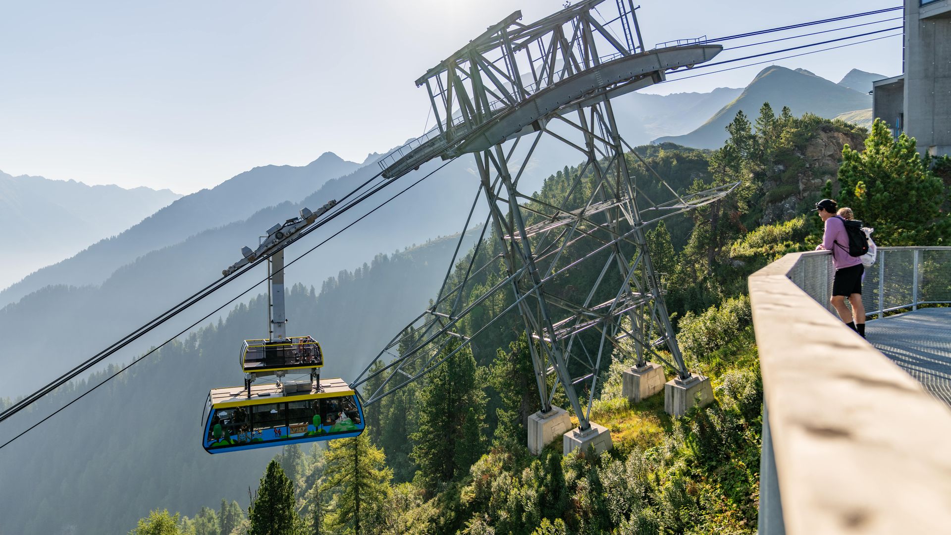 Zwei Menschen auf der GreifenBrücke am Ahorn in Mayrhofen