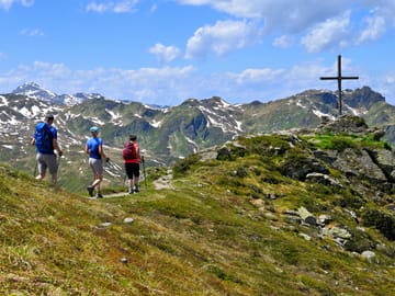 mhf.sommer-wandern-gipfelkreuz-foto-paul-suerth ©Paul Sürth