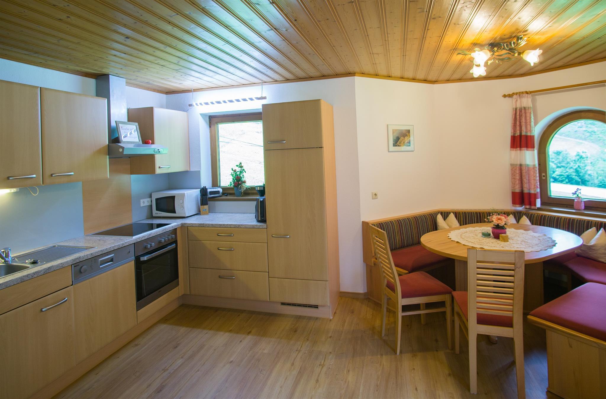 feratel-Apartment Bergblick - Große Wohnküche mit gemütlicher Sitzecke im Erker