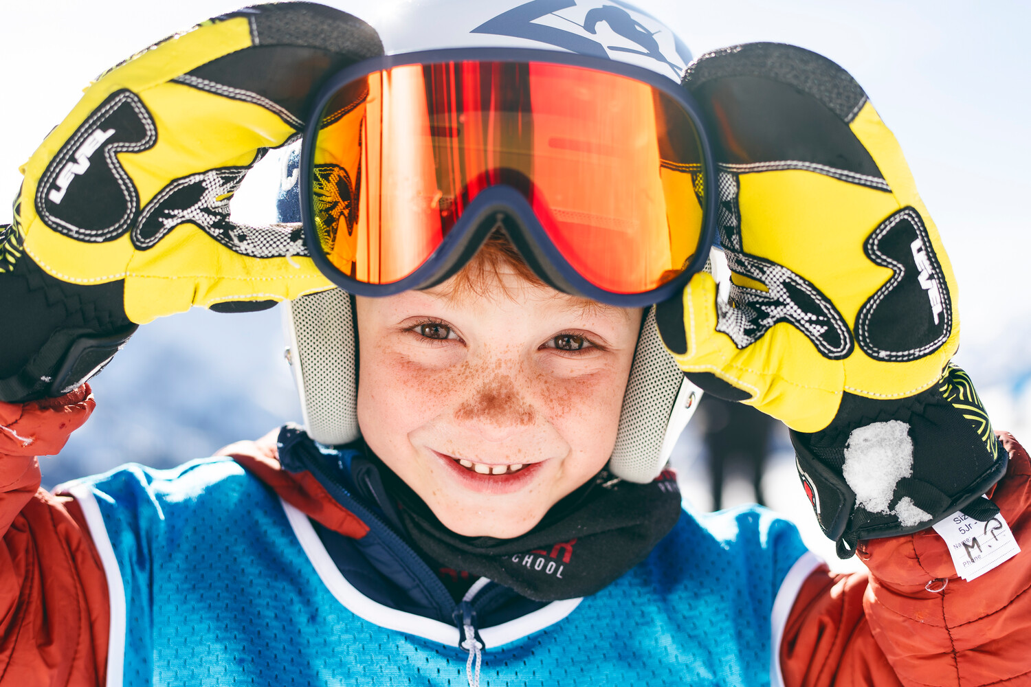 Lächelndes Kind beim Skifahren