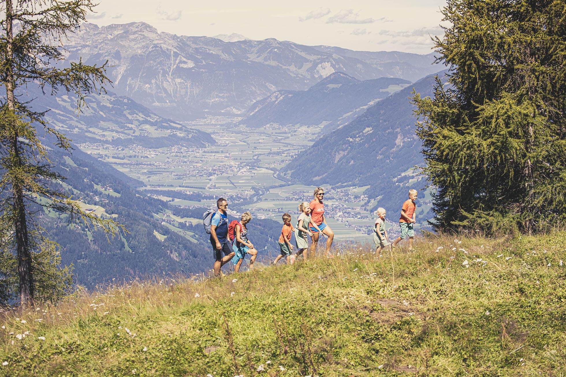 Familie beim Wandern mit Blick über das Zillertal
