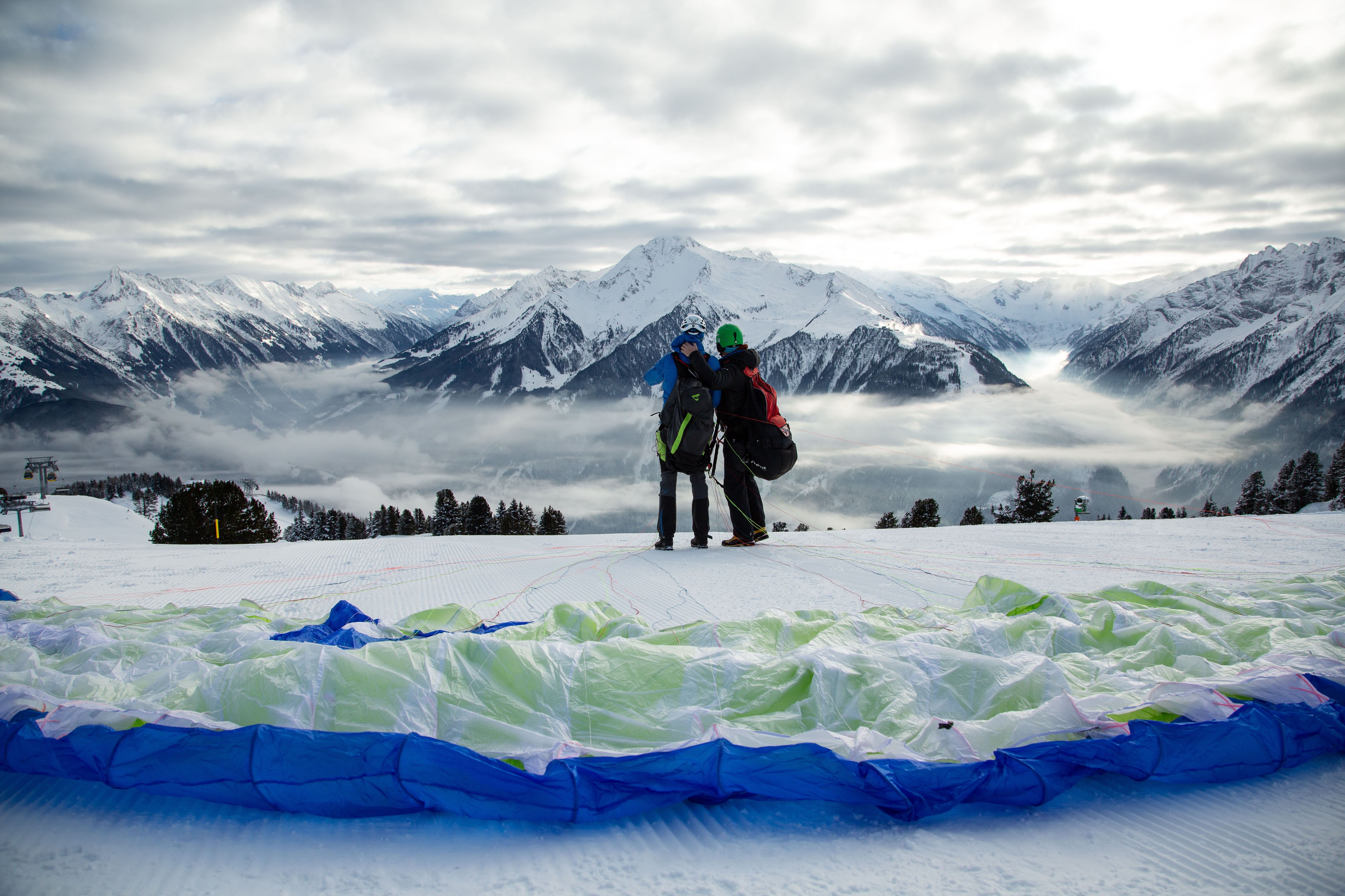Start eines Paragleiters auf den Bergen in Mayrhofen im Zillertal