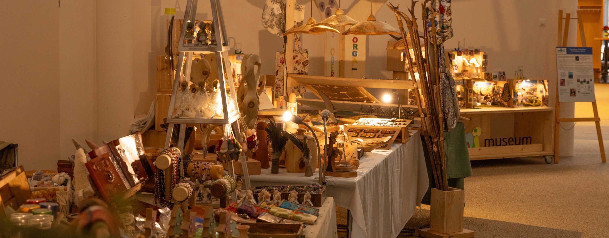 Kunsthandwerksmarkt beim BIOS Bergadvent Mallnitz mit regionalen Produkten, festlicher Dekoration und stimmungsvoller Beleuchtung.