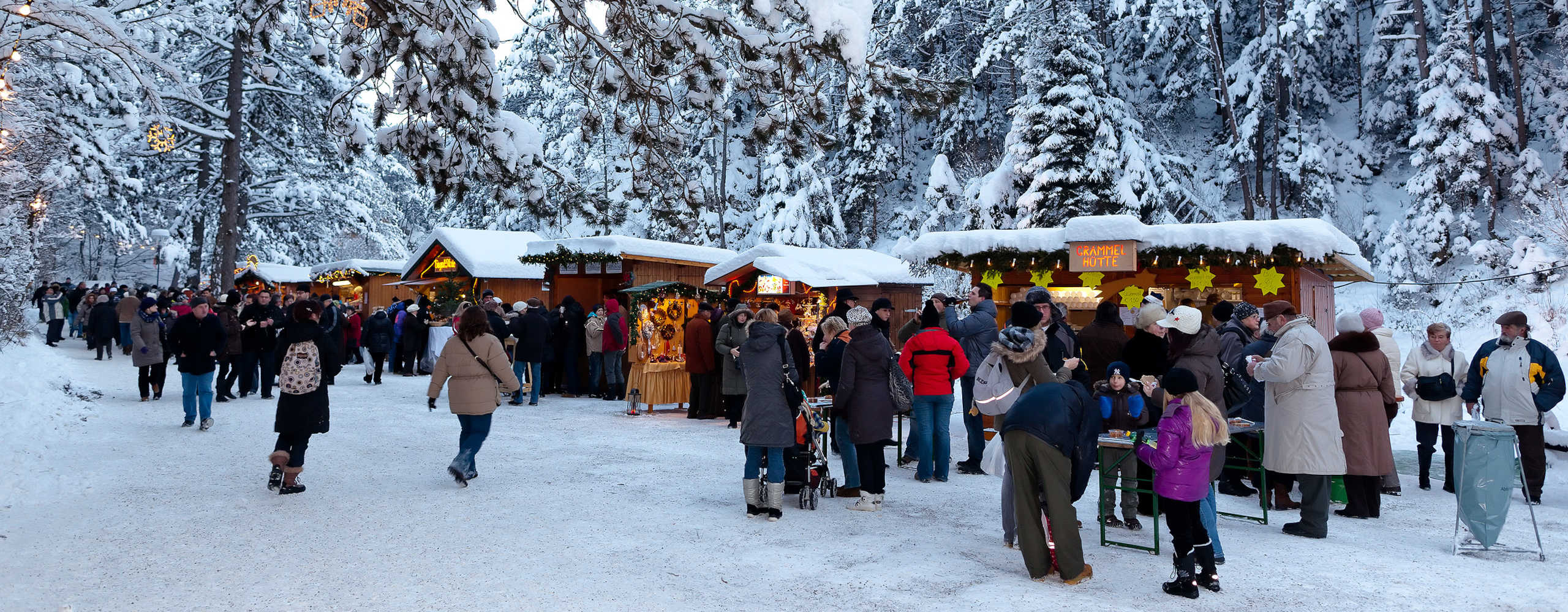 Adventstände mit mehreren Personen