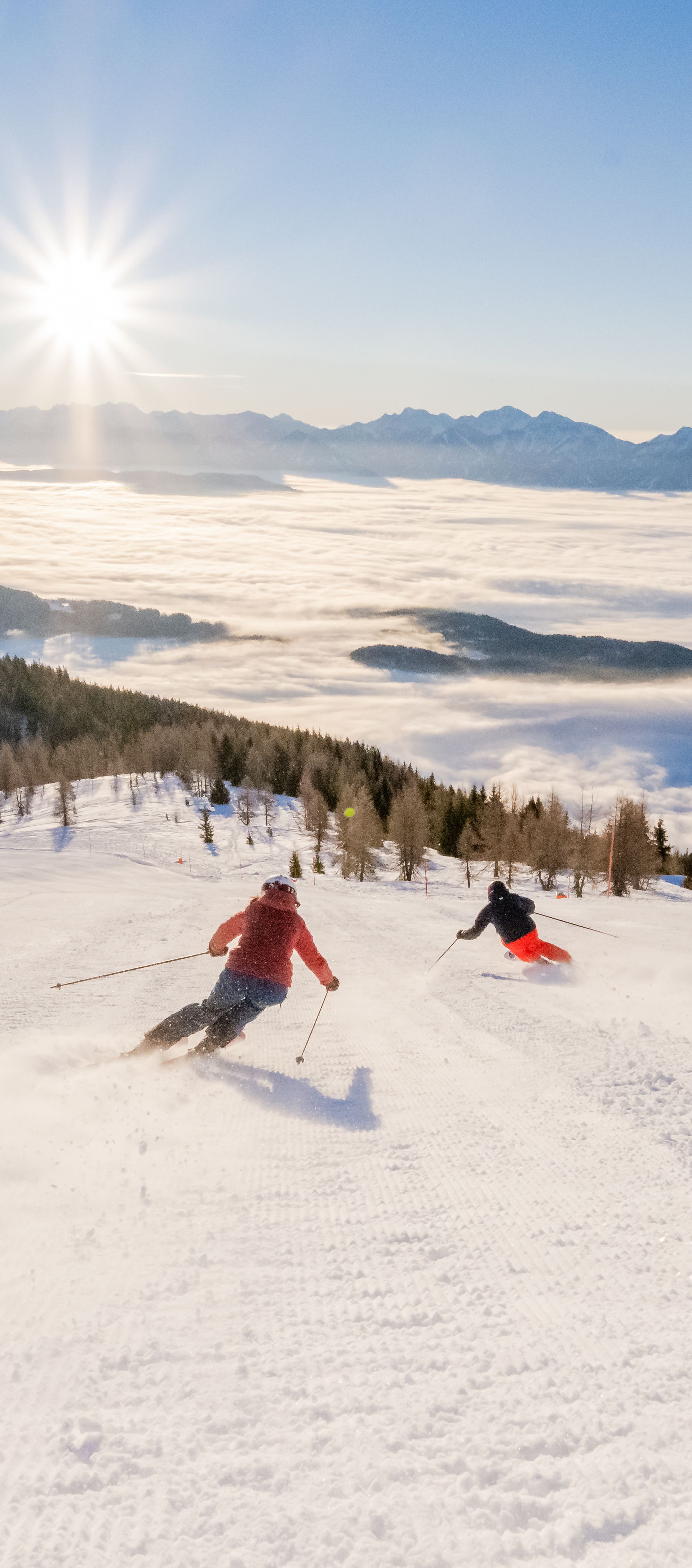 Skiing on the Gerlitzen Alpe with a view of the sea of fog and the wintry mountain landscape.
