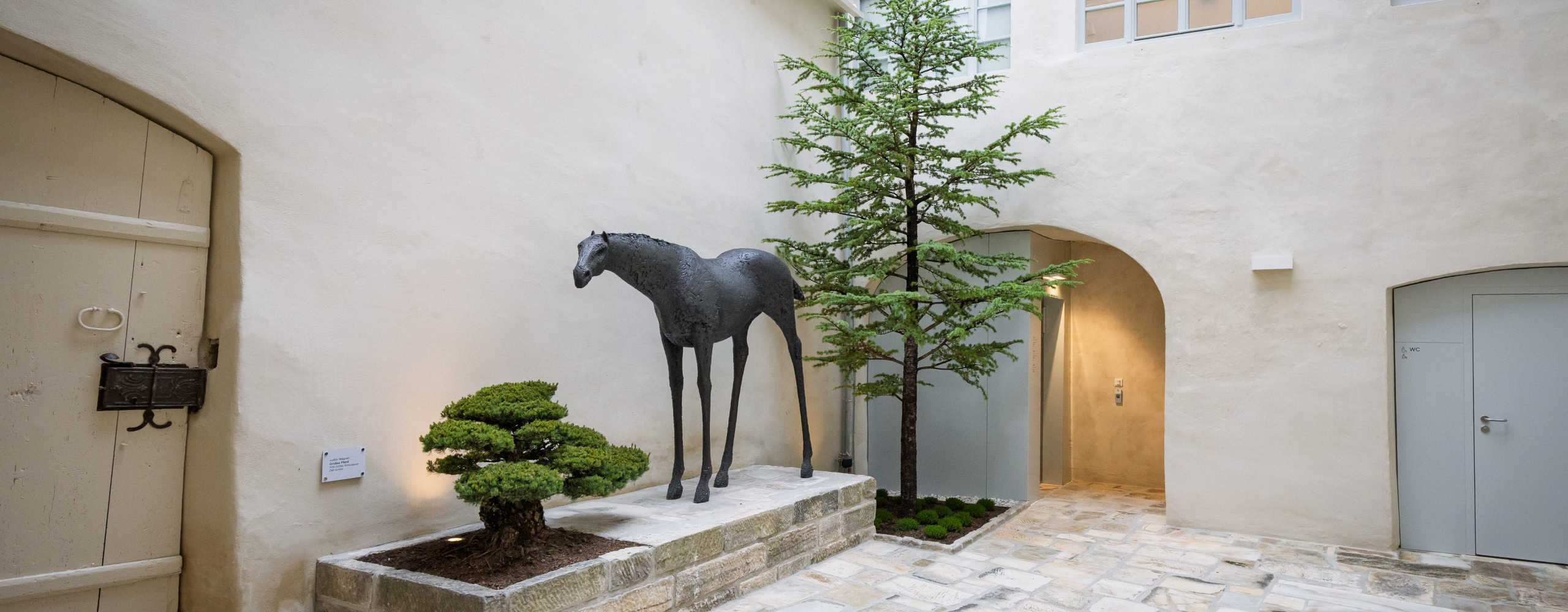 Großes Pferd als Bronze Statue