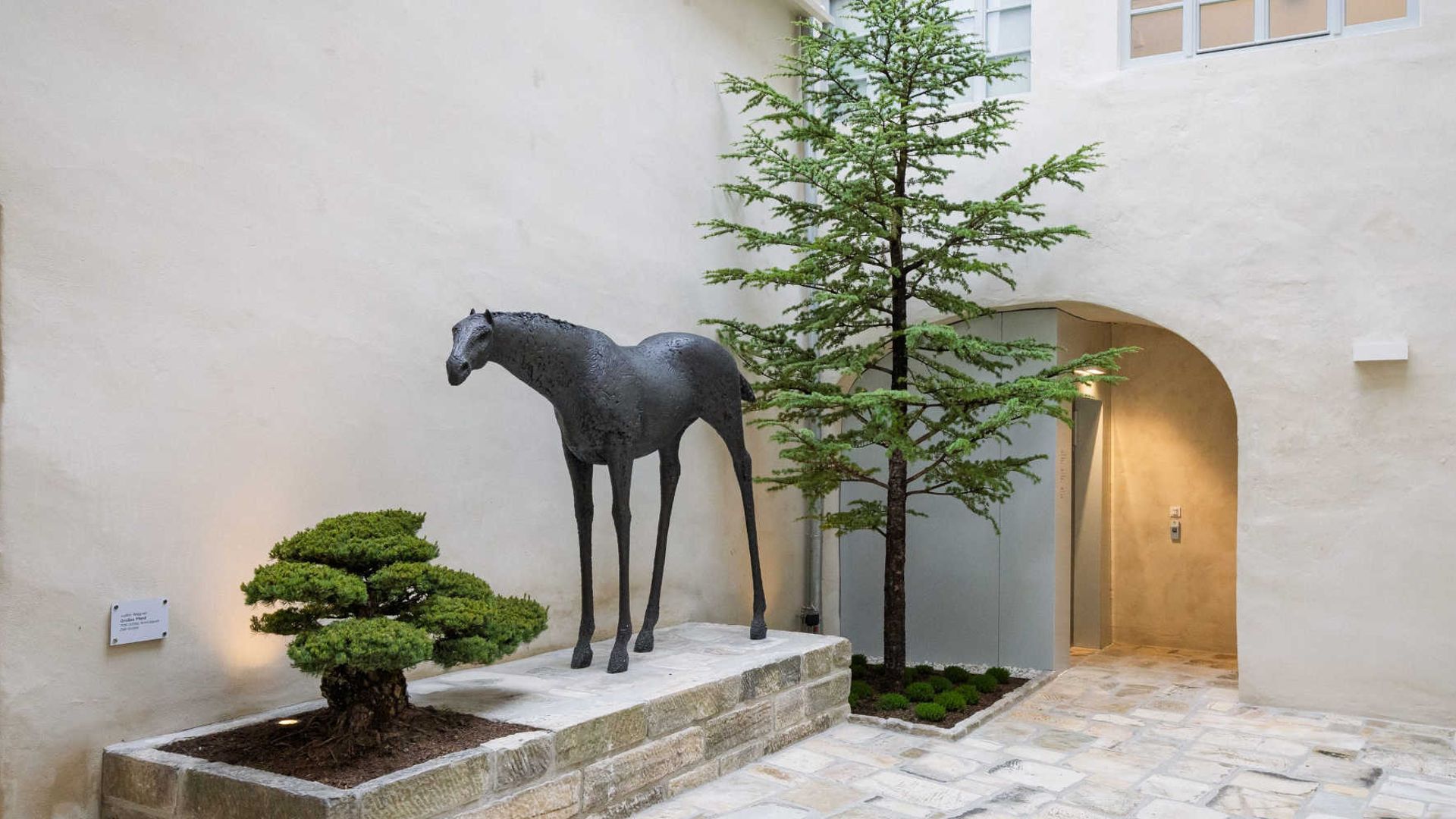 Großes Pferd als Bronze Statue