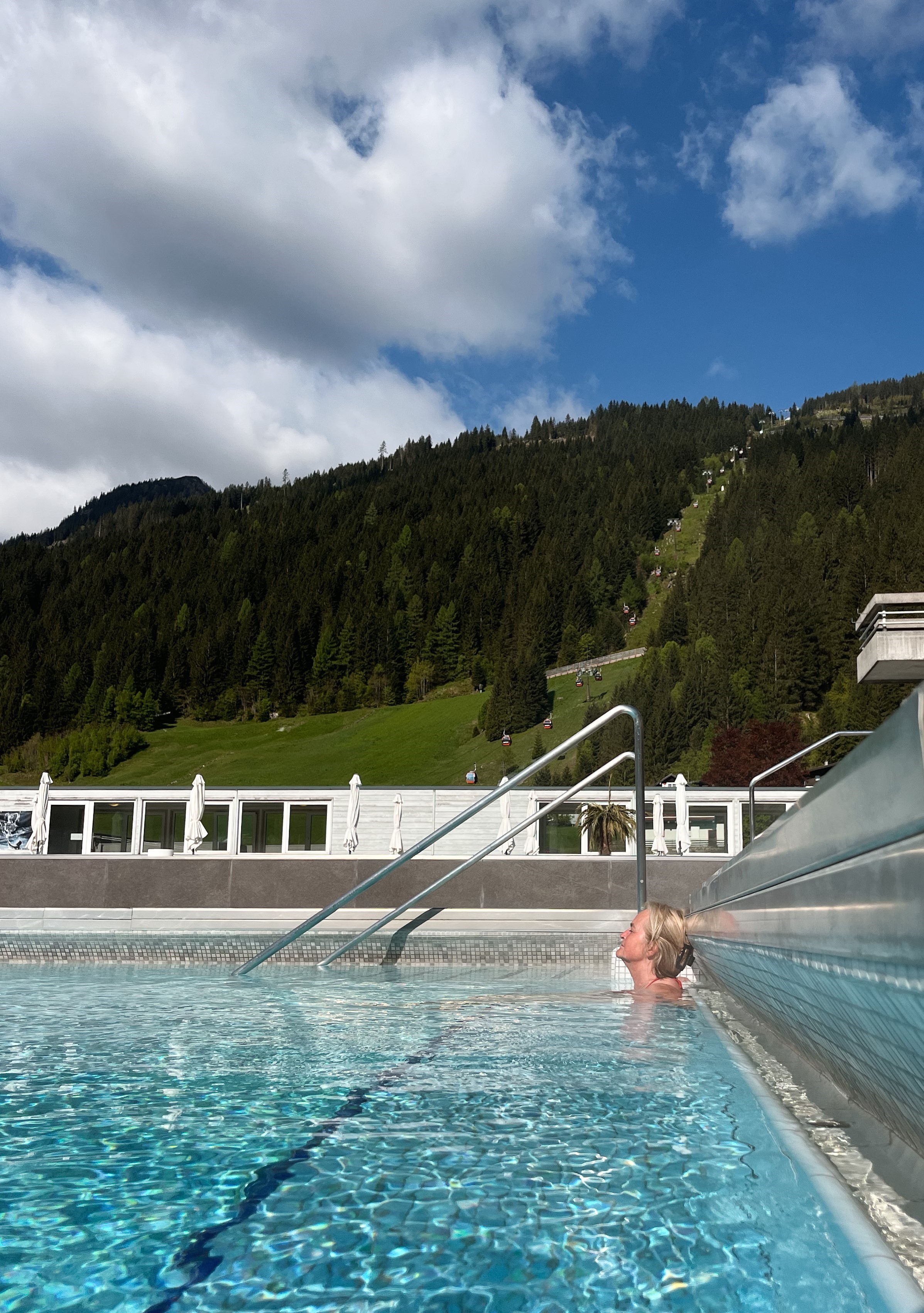 Frau entspannt im Pool 