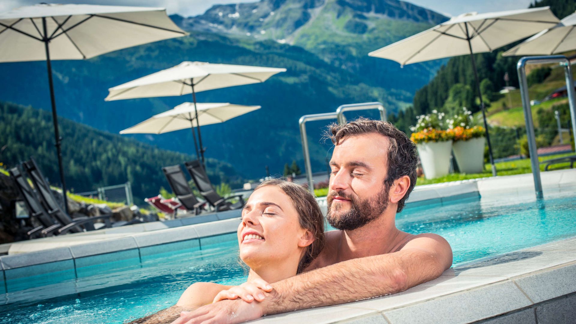 Pärchen entspannt im warmen Pool