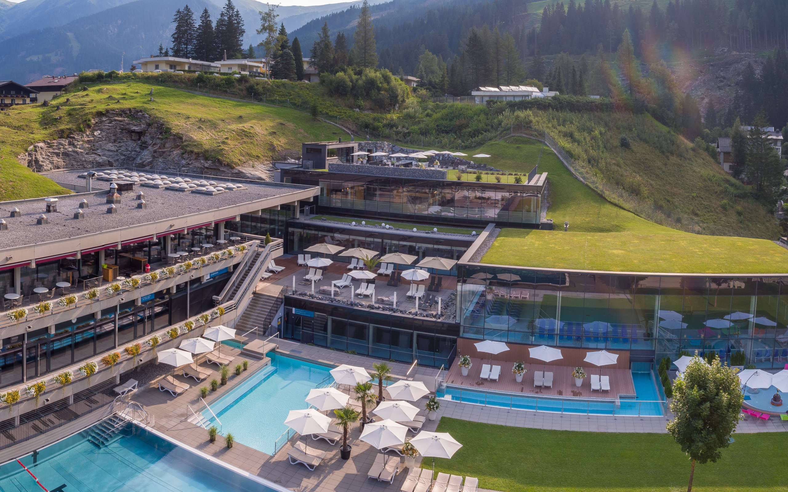 Außenanblick auf die Therme von oben
