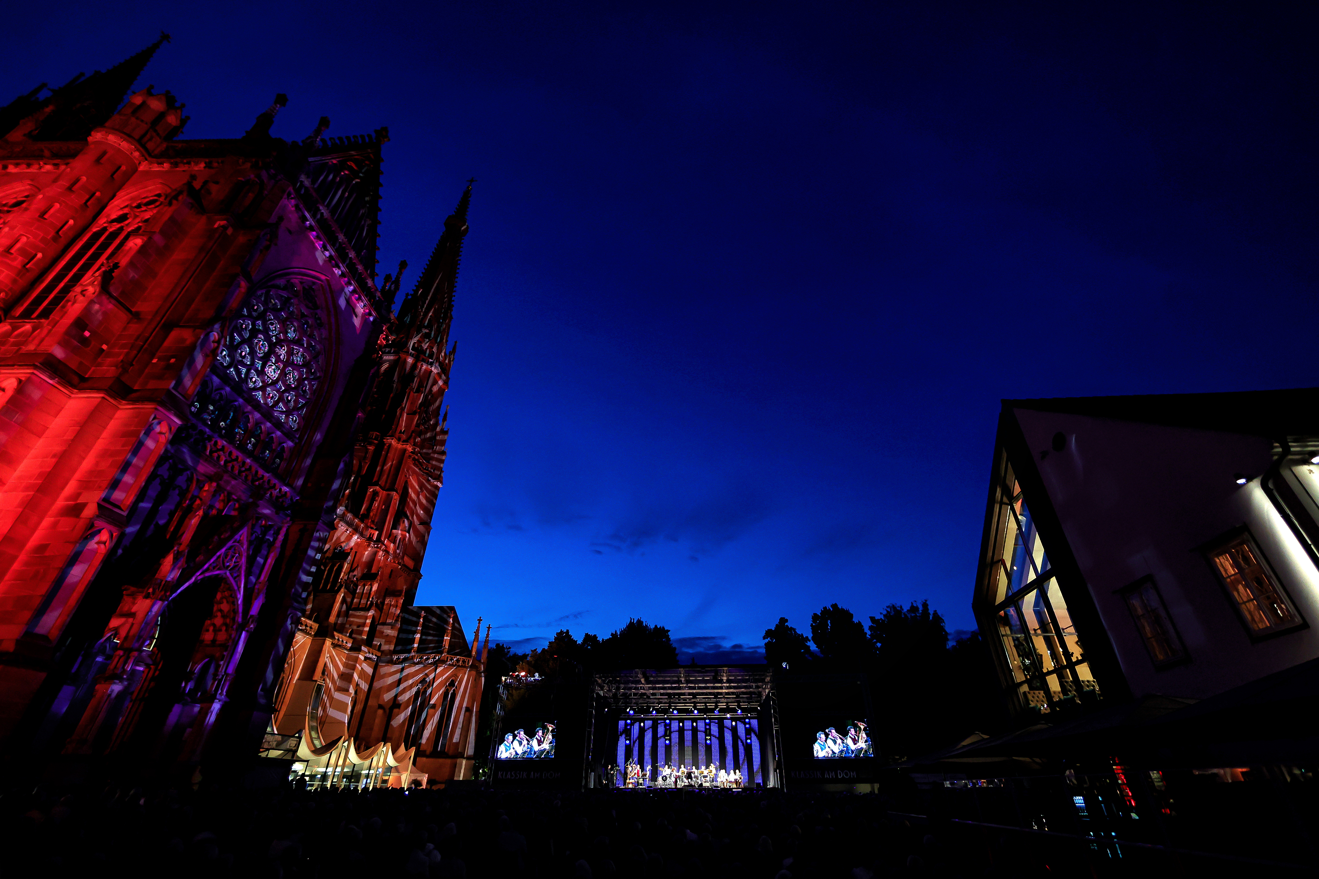 Beleuchteter Dom bei Nacht 