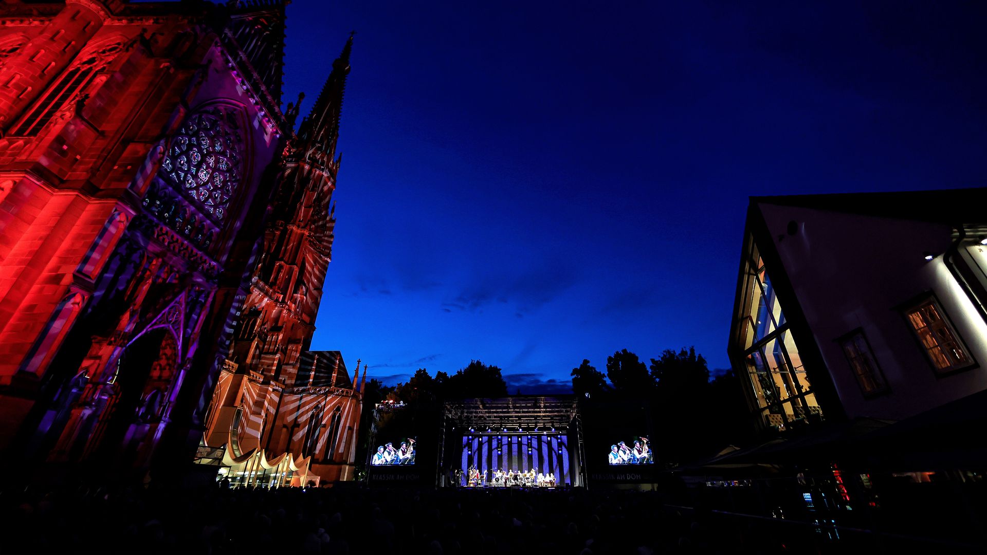Beleuchteter Dom bei Nacht