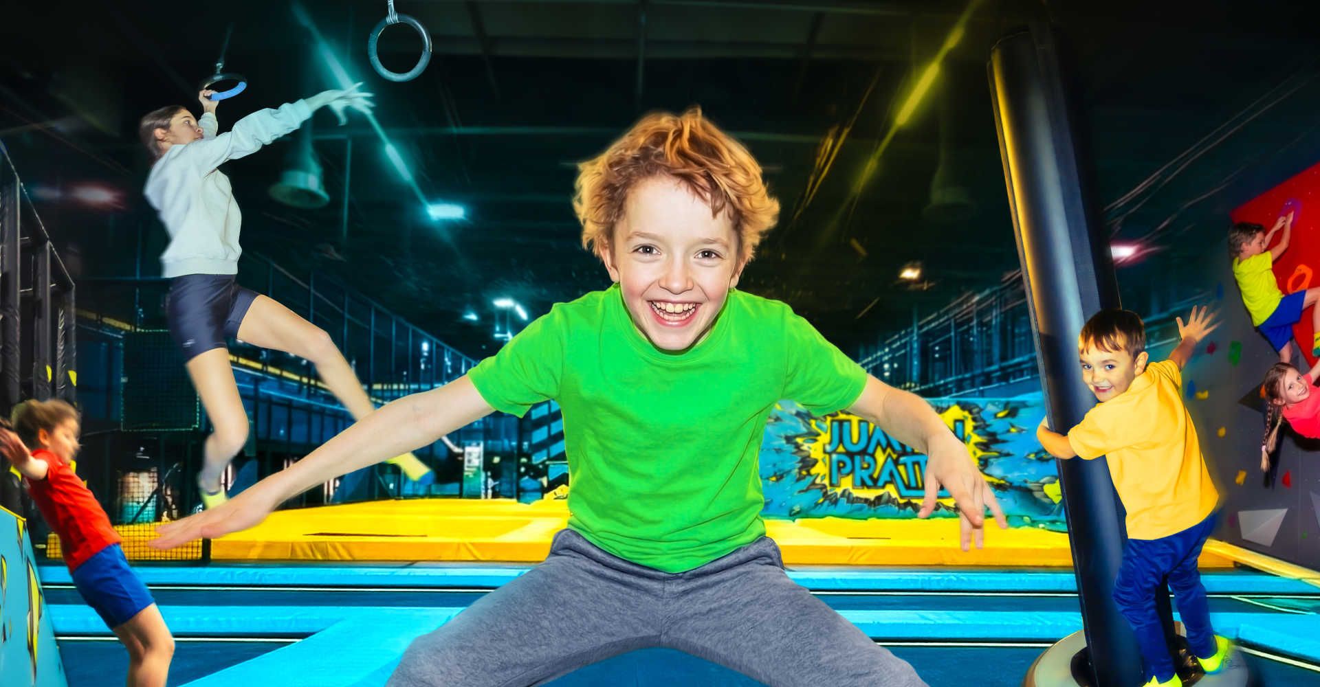 Kind mit grünen Top am Trampolin springend