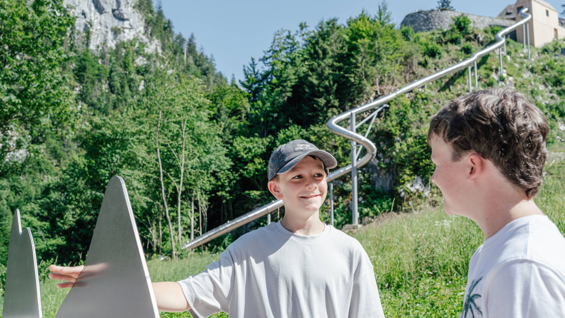 zwei Kinder vor der Rutsche des Fort