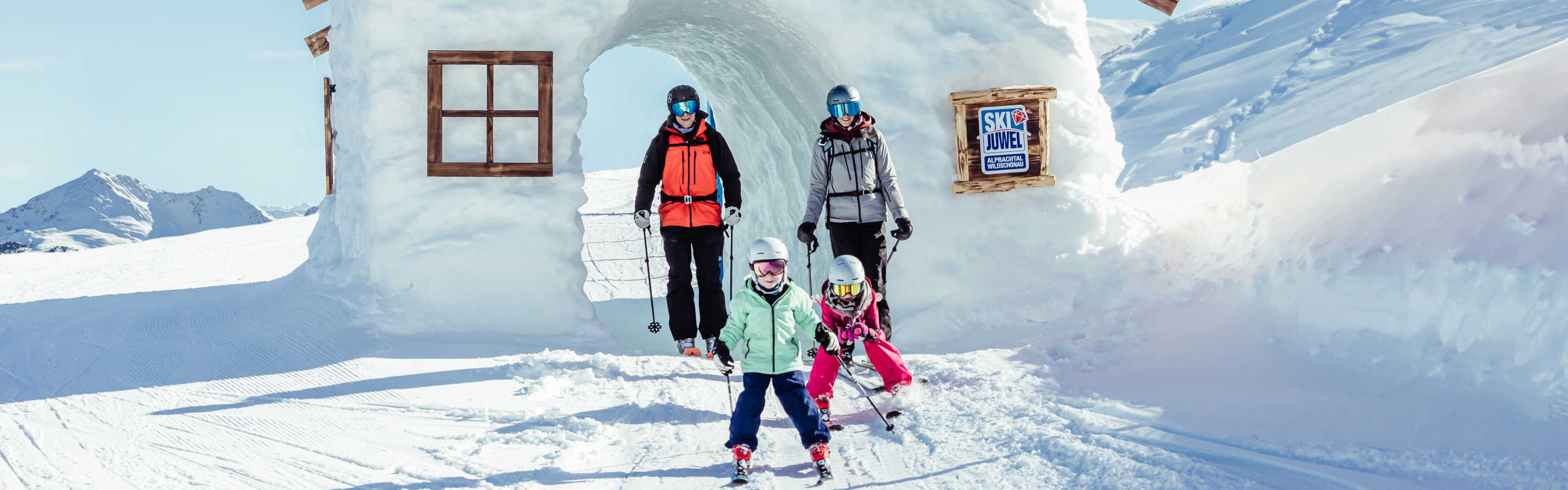 Familienerlebnis auf der Funslope im Ski Juwel Alpbachtal Wildschönau vor einer Schneehütte im Winter.