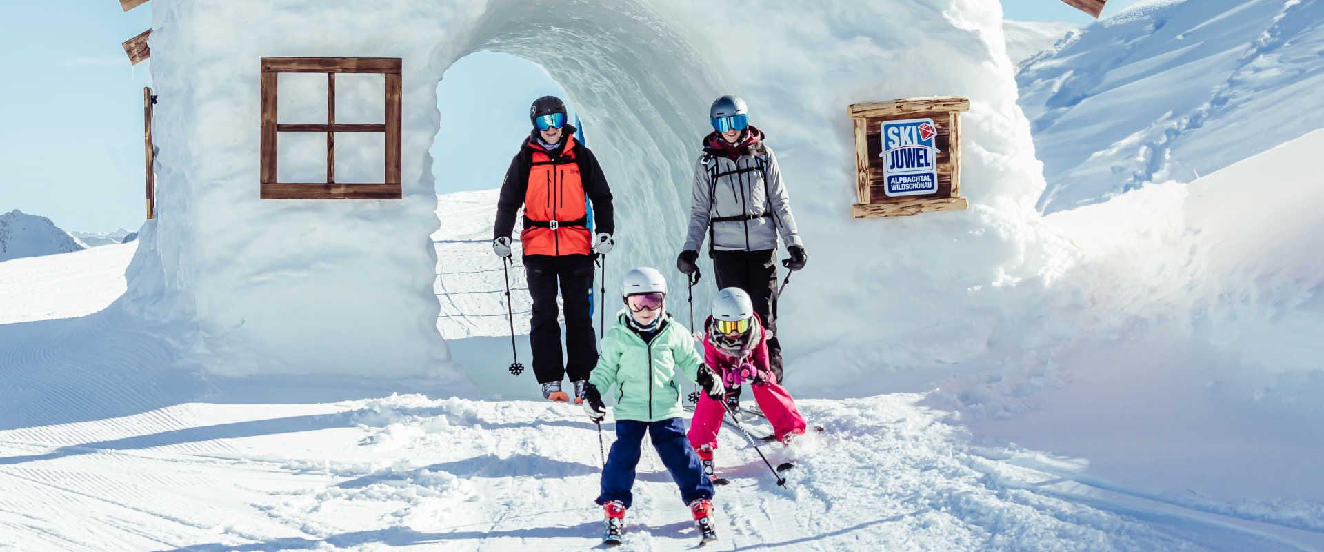 Familienerlebnis auf der Funslope im Ski Juwel Alpbachtal Wildschönau vor einer Schneehütte im Winter.