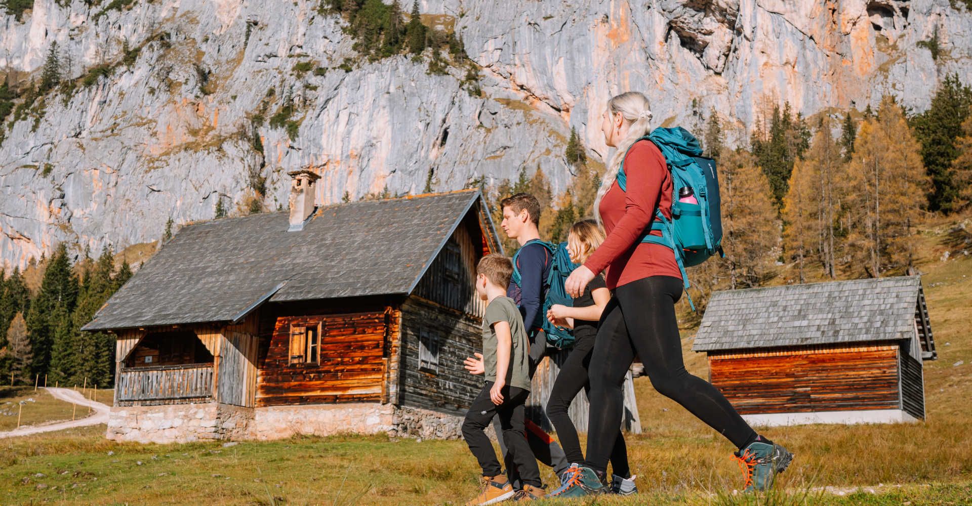 Familie wandert auf der Wurzeralm