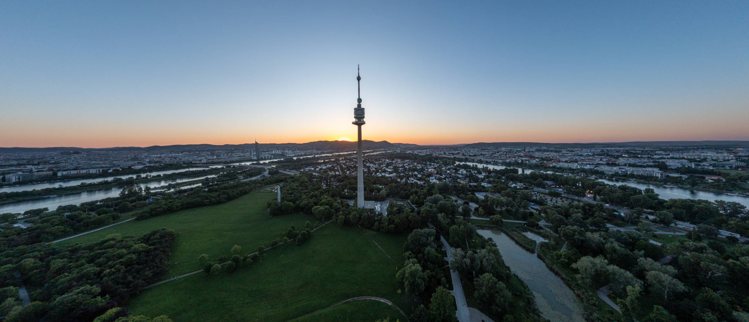 Außenansicht bei Sonnenuntergang