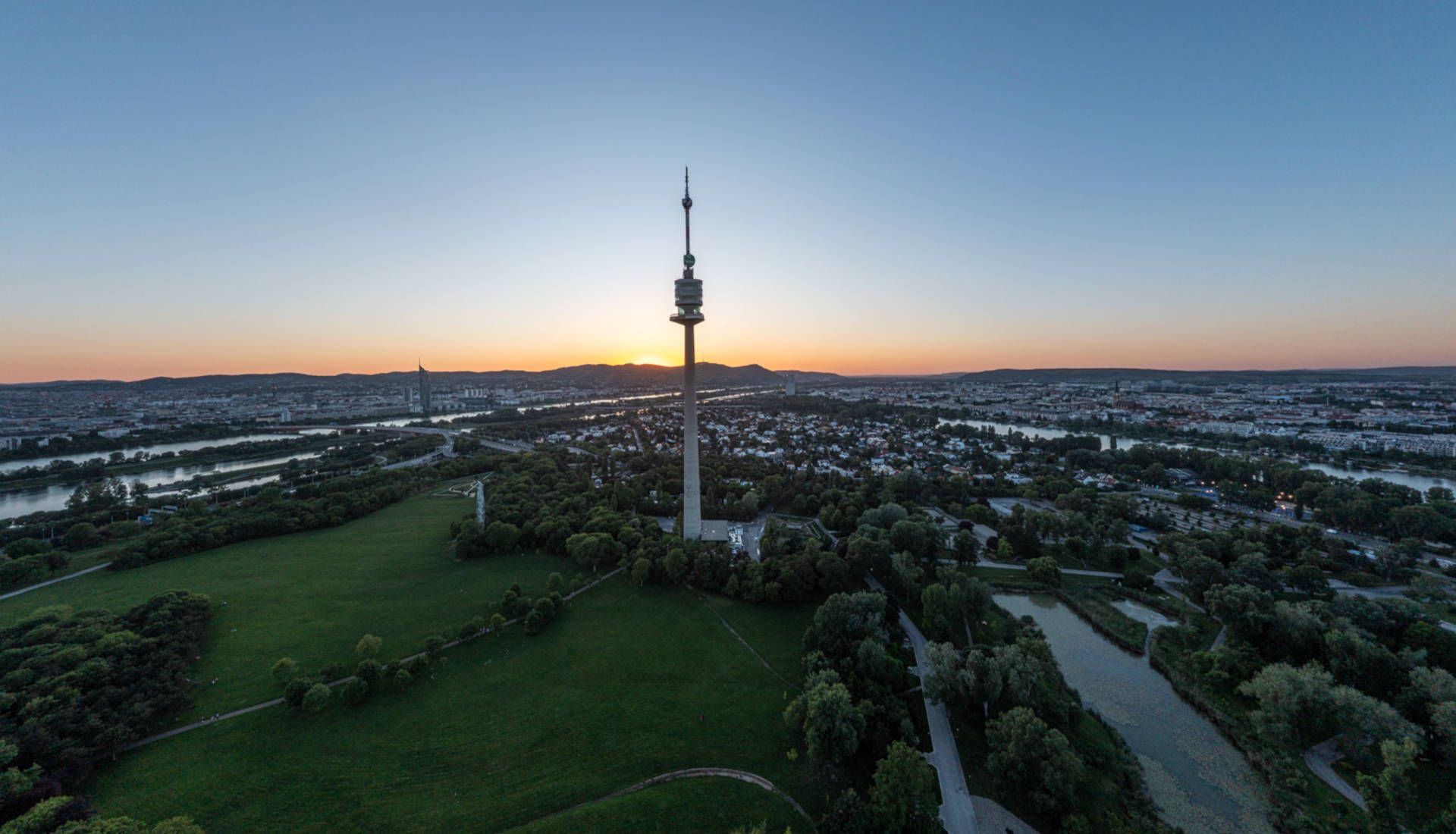 Außenansicht bei Sonnenuntergang