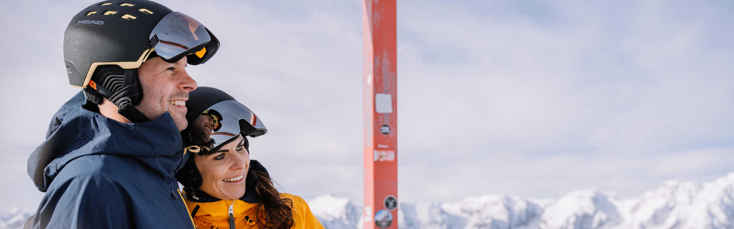 Skifahrer auf der Höss in Hinterstoder mit Blick auf die verschneite Bergwelt der Region Pyhrn-Priel.