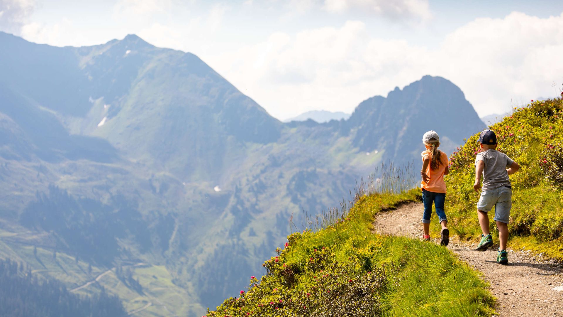 Family hike on the Wiedersbergerhorn