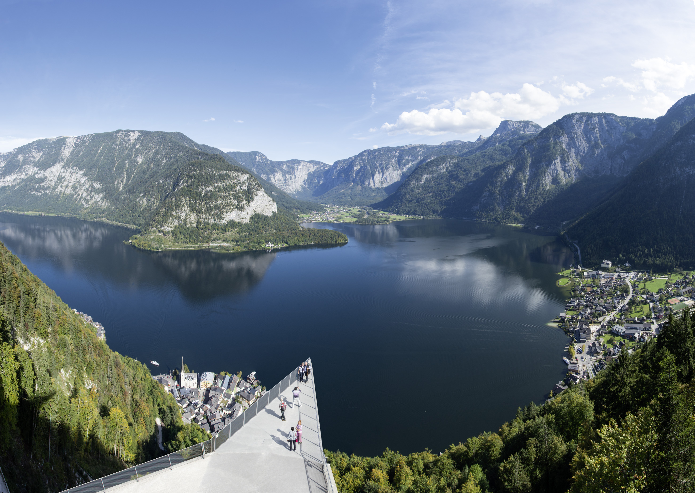 Skywalk mit See im Sommer
