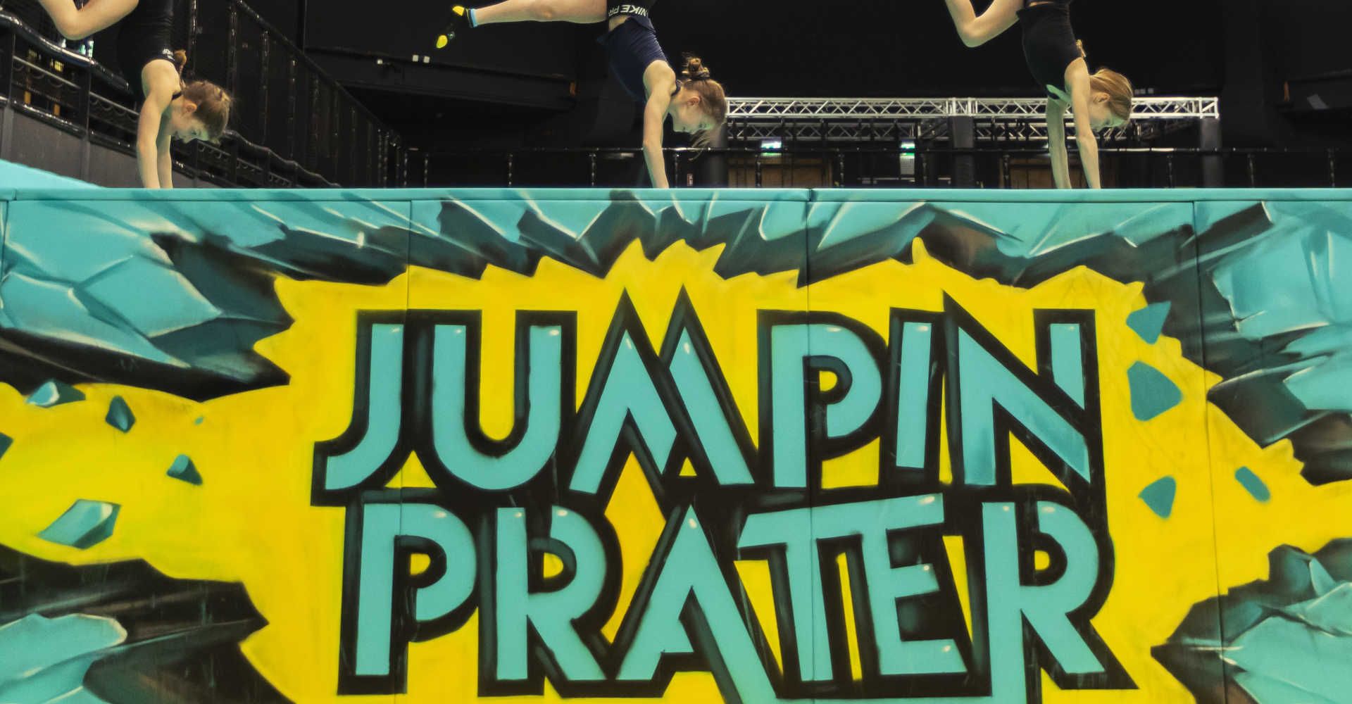 Jumpin Prater Logo auf den Trampolin