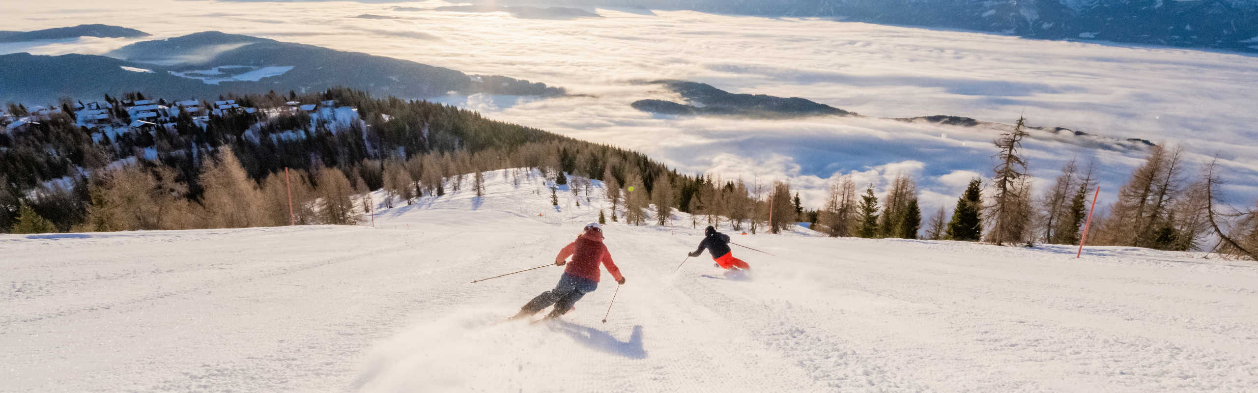 Skifahren auf der Gerlitzen Alpe mit Blick auf das Nebelmeer und die winterliche Berglandschaft.