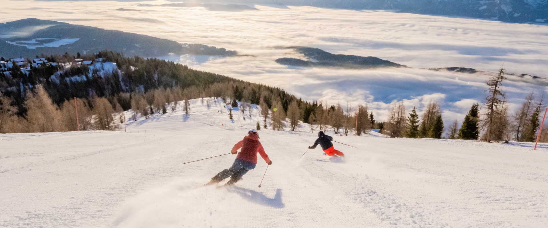 Skifahren auf der Gerlitzen Alpe mit Blick auf das Nebelmeer und die winterliche Berglandschaft.