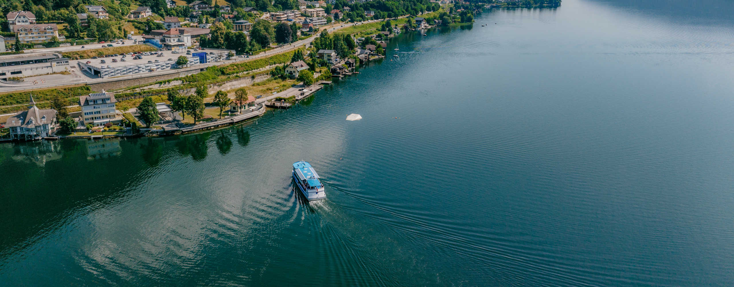 Schiff am Ossiachersee aus der Vogelperspektive 