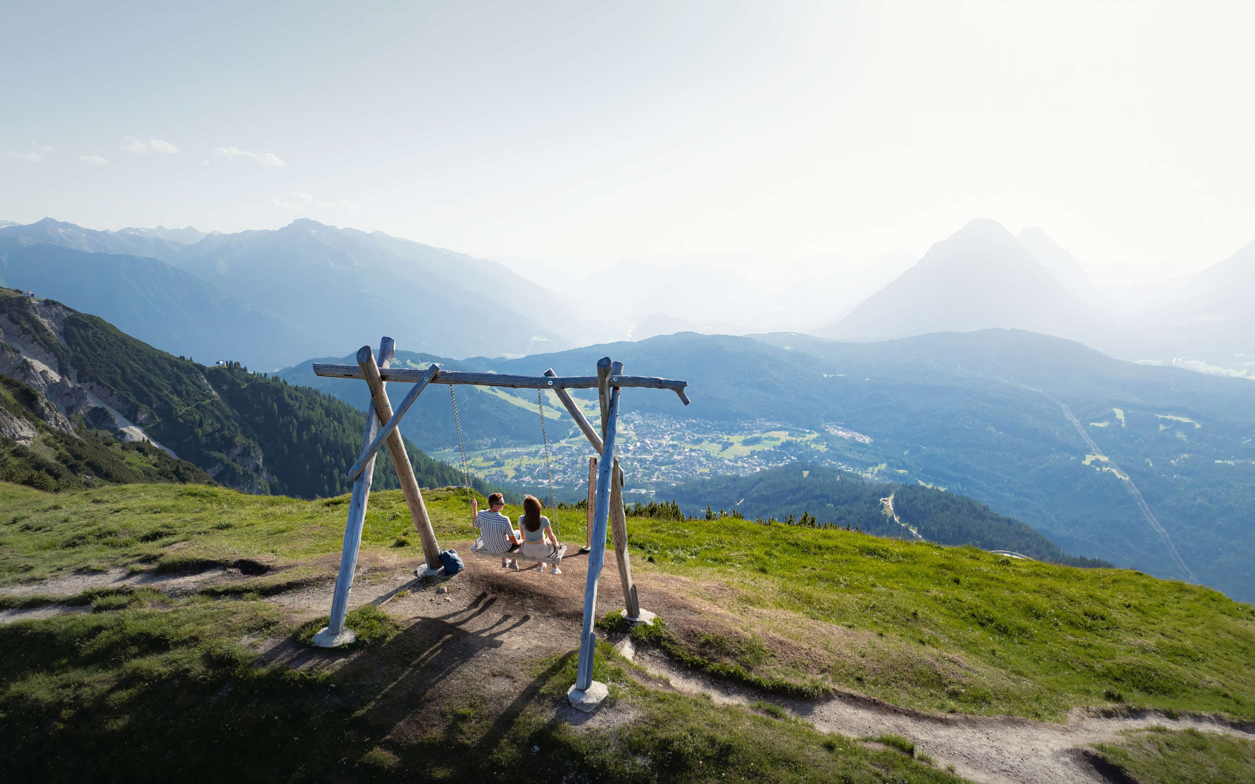 Schaukel auf Seefelder Joch im Sommer_Drohnenaufnahme_Blick auf Seefeld und Hohe Munde