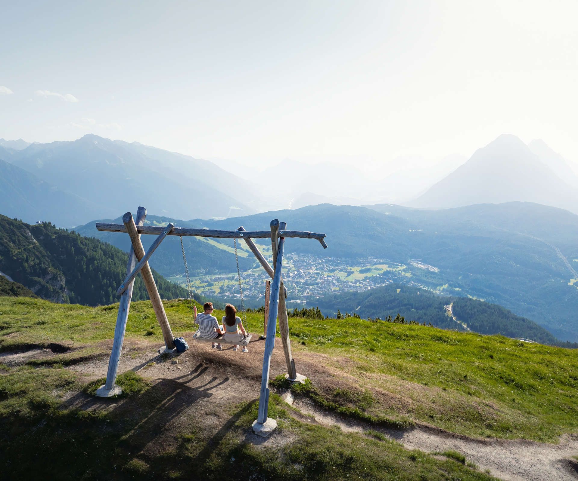 Schaukel auf Seefelder Joch im Sommer_Drohnenaufnahme_Blick auf Seefeld und Hohe Munde