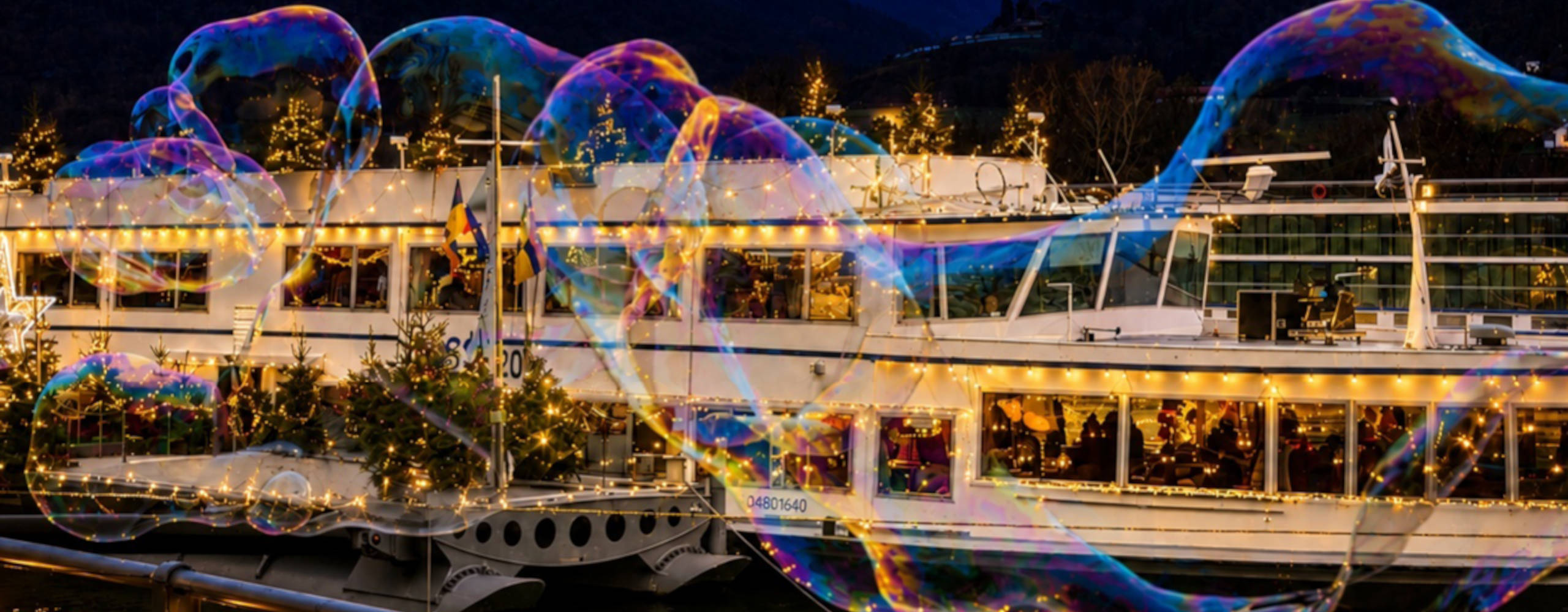 Weihnachtlich geschmücktes Schiff hinter großer Seifenblase