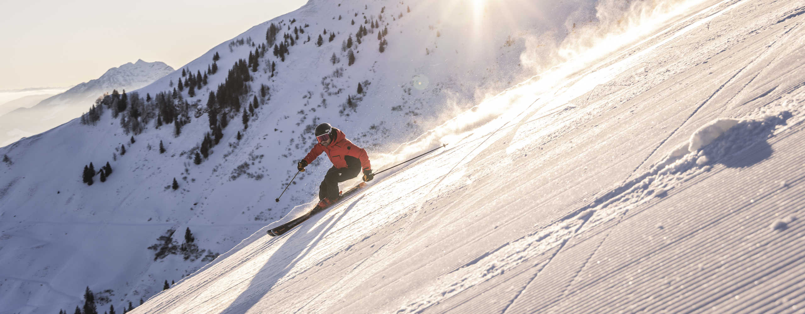 A thrilling ski run in St. Johann in Tirol on a perfectly groomed slope with a winter mountain panorama.
