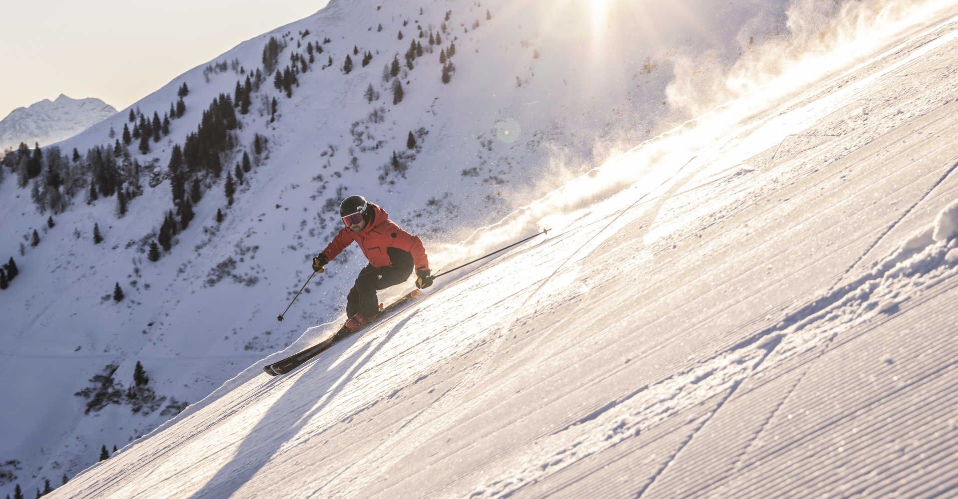 A thrilling ski run in St. Johann in Tirol on a perfectly groomed slope with a winter mountain panorama.