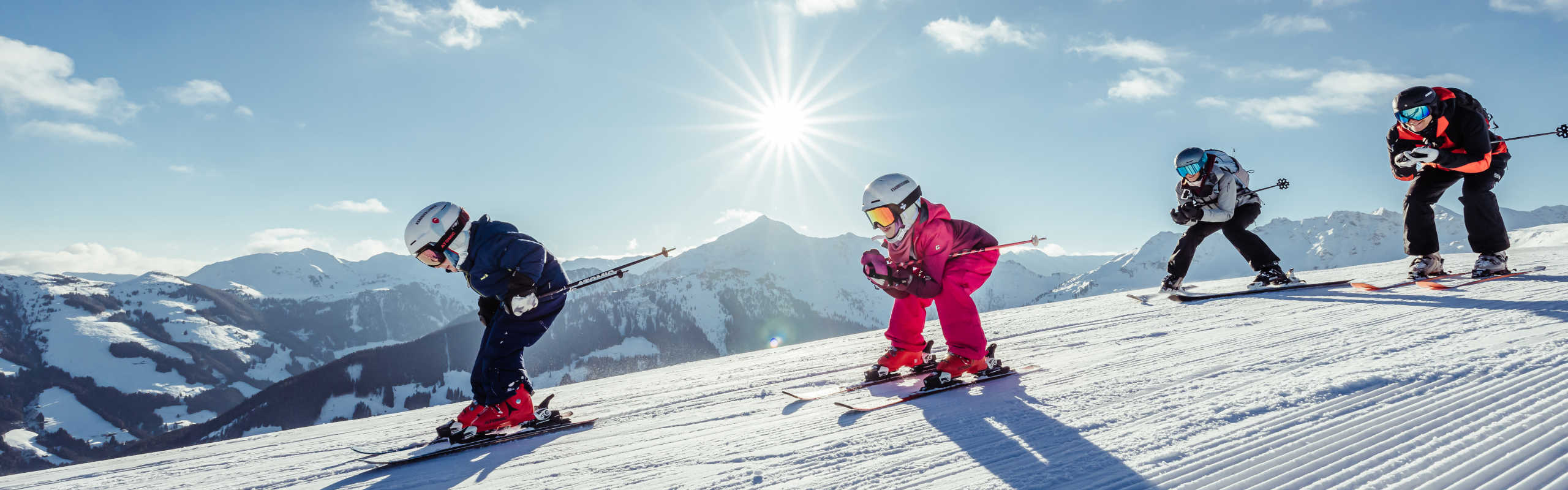 Familienskifahren im Ski Juwel Alpbachtal Wildschönau vor winterlichem Alpenpanorama.