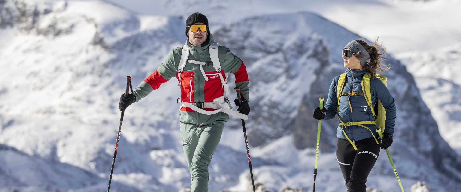 Winter hike on the Dachstein Krippenstein against a backdrop of snow-capped Alpine peaks.
